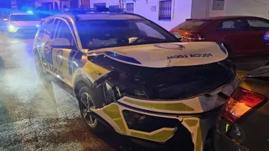 Coche de la Policía Local de Algeciras con la parte delantera destrozada.