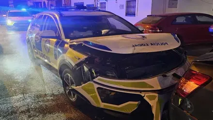 Coche de la Policía Local de Algeciras con la parte delantera destrozada.