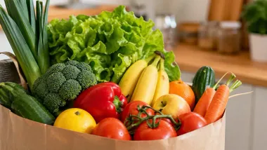 Plátanos, tomares, brócoli, entre otras verduras en una bolsa.