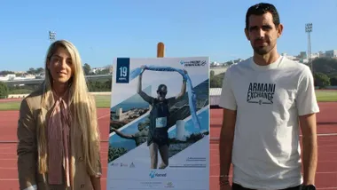 Posando con el cartel la delegada municipal de Deportes, Isabel Butrón, y el organizador de la prueba, Daniel Castilla.
