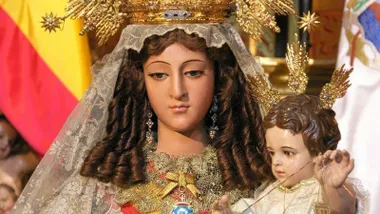 Virgen con niño, destacan los tirabuzones de cabello de la Virgen.