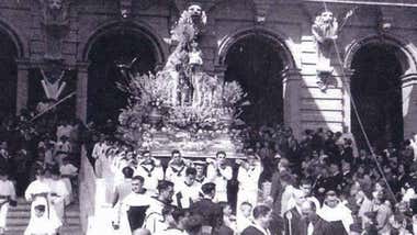 Imagen en blanco y negro con la procesión de la Virgen del Carmen de San Fernando.
