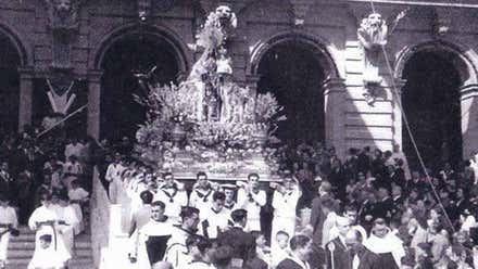 Imagen en blanco y negro con la procesión de la Virgen del Carmen de San Fernando.