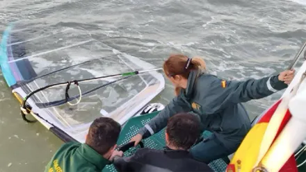Momento del rescate del windsurfista por la Guardia Civil.