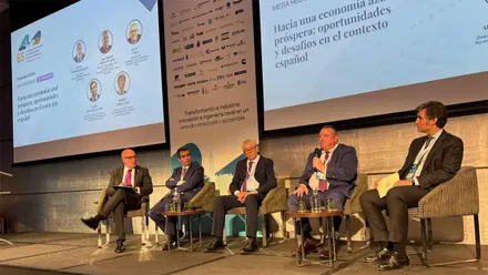 Intervención de Jose Manuel Fedriani en la mesa redonda del Congreso Internacional de Ingeniería Naval, con el resto de ponentes y la escenografía del evento.