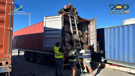 Agentes de la Policía Nacional en el que contenedor que transportaba la cocaína.