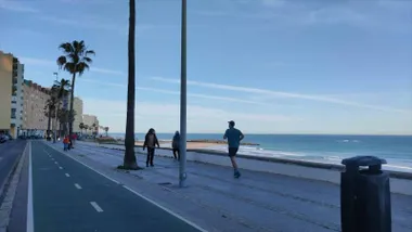 Cádiz sigue disfrutando de unos días de cielos azules y despejados. Foto: José Luis Porquicho Prada.