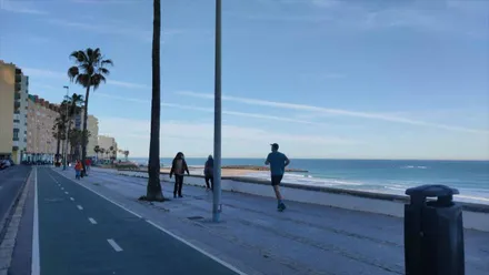 Cádiz sigue disfrutando de unos días de cielos azules y despejados. Foto: José Luis Porquicho Prada.