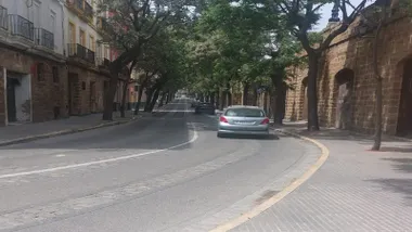 Un vehículo circula por la calle Honduras pasadas las 13:30 horas. El anuncio municipal señalaa que se reabría a las 14:00 horas.