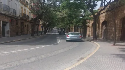 Un vehículo circula por la calle Honduras pasadas las 13:30 horas. El anuncio municipal señalaa que se reabría a las 14:00 horas.