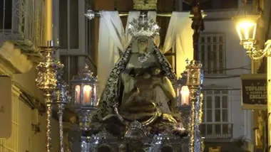 Virgen de la Caridad con Jesús muerto en su regazo por las calles de San Fernando.