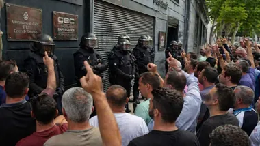 Policía custodiando las oficinas del CEC frente a los manifestantes de Dragados Offshore.