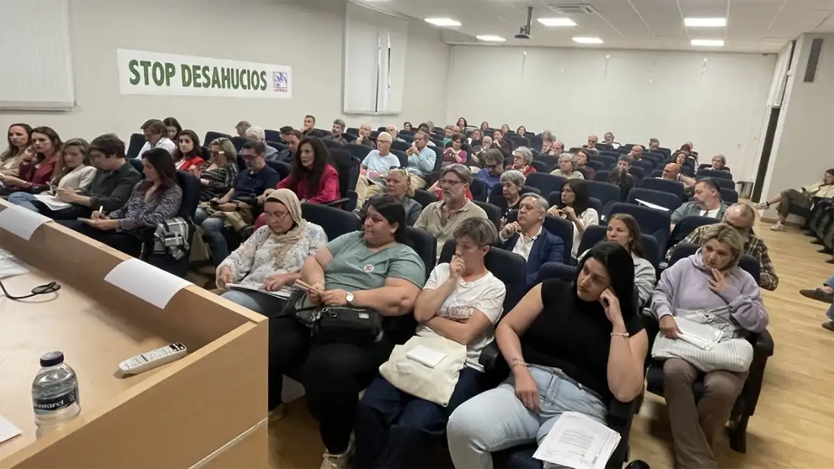 Asistentes al debate sobre la crisis de vivienda en Cádiz celebrado en el Aulario La Bomba. Foto: Eulogio García.