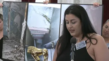 Alba durante su intervención en el pleno relatando su caso. Foto: YouTube.