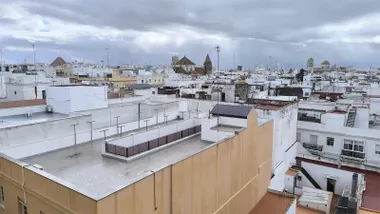 Ambente nublado y gris y azoteas mojadas en Cádiz tras las lluvias de esta madrugada y la mañana del 10 de mayo. Foto: José Luis Porquicho Prada.