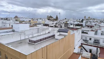 Ambente nublado y gris y azoteas mojadas en Cádiz tras las lluvias de esta madrugada y la mañana del 10 de mayo. Foto: José Luis Porquicho Prada.