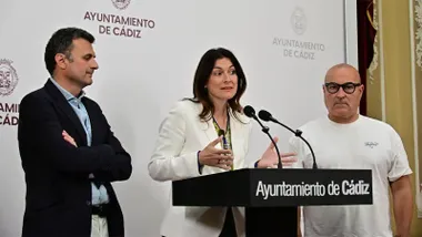 La concejala de Vivienda, Ana Sanjuán, junto al alcalde de Cádiz, Bruno García, en una rueda de prensa. Foto: Eulogio García.