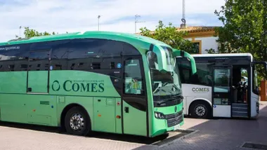 Autobús de color verde que da servicio a Rota.