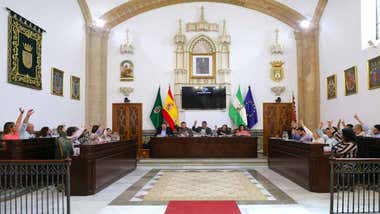 Momento de una votación a mano alzada en el Ayuntamiento de Rota.