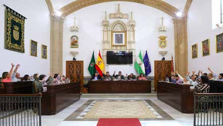 Momento de una votación a mano alzada en el Ayuntamiento de Rota.