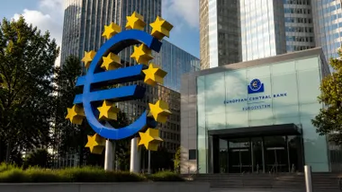 Banco Central Europeo y el símbolo del euro.