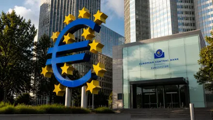 Banco Central Europeo y el símbolo del euro.