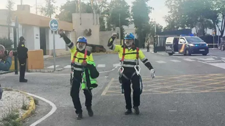 Los trabajadores Galván y Balber saliendo de Navantia tras su encierro.