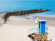 Las playas de Cádiz estrenan banderas de avisos adaptadas para personas daltónicas