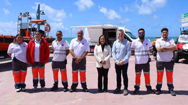 Efectivos de la Cruz Roja y la delegada municipal en la zona de costa.