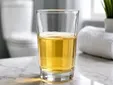 La peligrosa moda de beber orina que médicos y farmacéuticos desaconsejan rotundamente