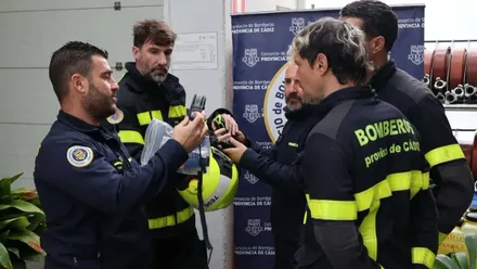 Bomberos de uniforme, azul con líneas amarillo fluorescente.
