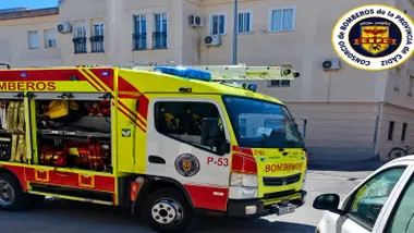 Camión de bomberos en rojo y amarillo en el punto donde se produjo el incendio.