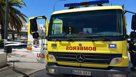 Camión de bombero, en amarillo y rojo, en la zona en la que se produjo el incendio.