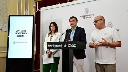 El alcalde de Cádiz, Bruno García junto a la concejala de Vivienda Ana Sanjuan y a José Carlso Teruel. Foto: Eulogio García.