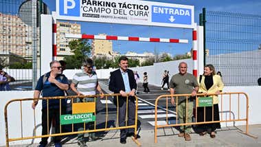 El alcalde, Bruno García, en el momento de retirar la valla para abrir el nuevo aparcamiento del Campo del Cura. Foto: Eulogio García.