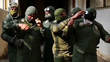 Tres buzos poniéndose el traje para bucear en Chernóbil.