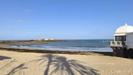 Día primaveral y cielo azul en la playa de La Caleta de Cádiz. Foto: José Luis Porquicho Prada.