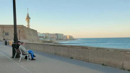 El Levante acelera la llegada del verano a Cádiz: calor, calima y avisos por viento hasta el fin de semana