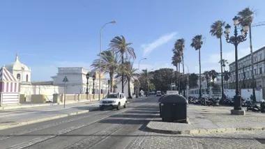 Cádiz ha comenzado este lunes aún bajo los efectos del viento de Levante. Foto: José Luis Porquicho Prada.