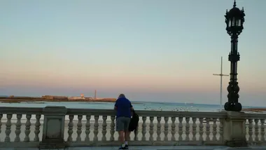 Un hombre asomada a la balaustrada de La Caleta a primeras horas de la mañana de este miércoles 27 de mayo.