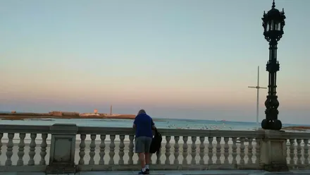 Un hombre asomada a la balaustrada de La Caleta a primeras horas de la mañana de este miércoles 27 de mayo.