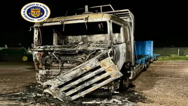 Camión completamente calcinado en un aparcamiento en Jimena.