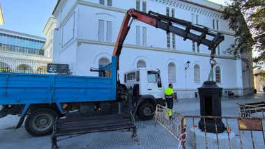 Esta mañana de viernes ha comenzado la instalación de esta farola que se retiró por el espectáculo de La Fura dels Baus para Cádiz Fenicia. Foto: José Luis Porquicho Prada.