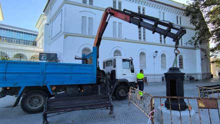 Esta mañana de viernes ha comenzado la instalación de esta farola que se retiró por el espectáculo de La Fura dels Baus para Cádiz Fenicia. Foto: José Luis Porquicho Prada.