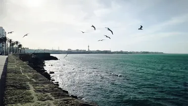 Cádiz ha amanecido con sol pero cielos con algunas nubes. Foto: José Luis Porquicho Prada.