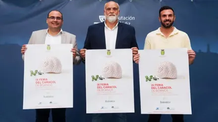 Posado del vicepresidente segundo y responsable del Área de Desarrollo a la Ciudadanía de la Diputación de Cádiz, Javier Vidal, el alcalde de Bornos, Hugo Palomares, y los concejales de Fiestas, Adrián Hidalgo, presentan la Feria del Caracol.
