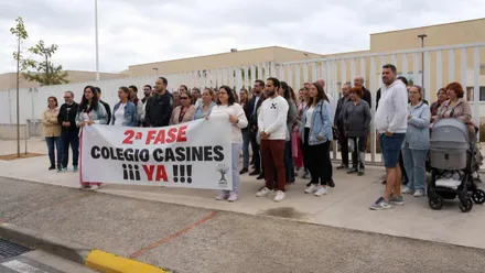 La AMPA de Casines protesta a pies de calle, padres portan una pancarta.
