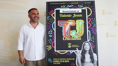 Fede Díaz, delegado de Chiclana, junto al cartel.
