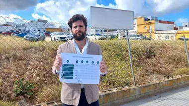 El edil Guillermo Sierra sosteniendo una información sobre la precariedad de la sanidad en Chiclana.