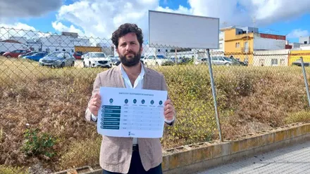 El edil Guillermo Sierra sosteniendo una información sobre la precariedad de la sanidad en Chiclana.